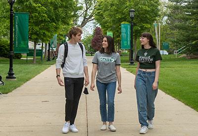 学生 walking on campus